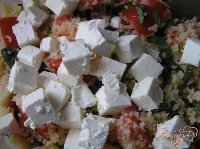 Фото приготовление рецепта: Мятный салат из кускуса с помидорами, фетой и оливками шаг №4