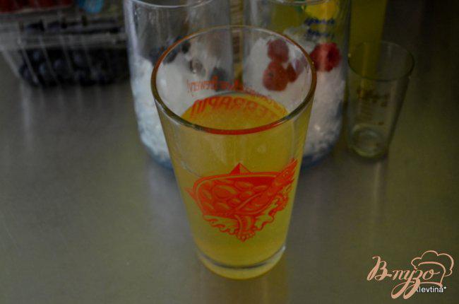 Фото приготовление рецепта: Лимончелло с ягодами шаг №2