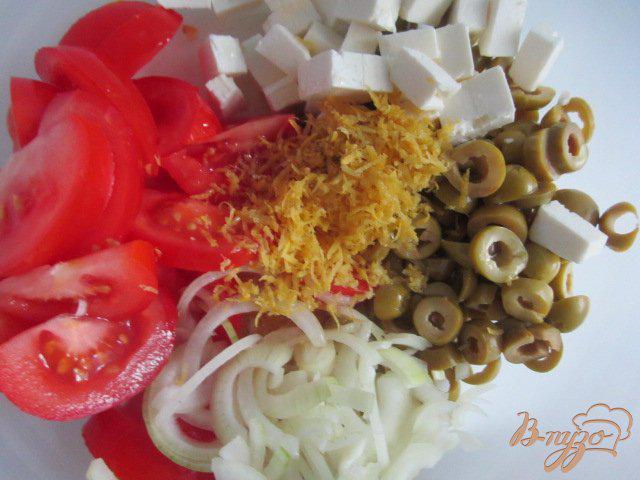 Фото приготовление рецепта: Салат с томатами, оливками и сыром Фета шаг №4
