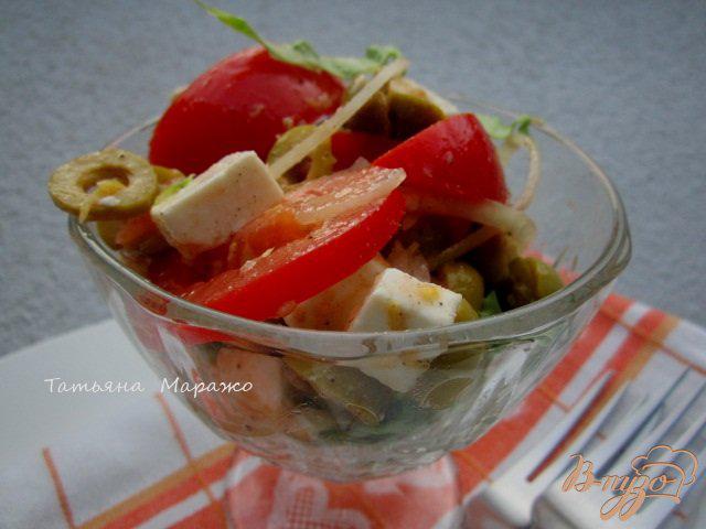 Фото приготовление рецепта: Салат с томатами, оливками и сыром Фета шаг №6