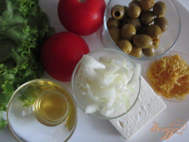 Фото приготовление рецепта: Салат с томатами, оливками и сыром Фета шаг №1