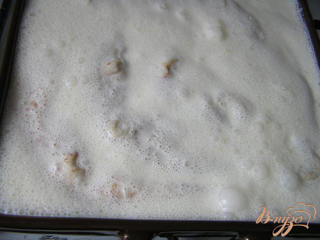 Фото приготовление рецепта: Блинчики с творогом, запеченные в сливках, с бруснично-апельсиновым соусом шаг №8