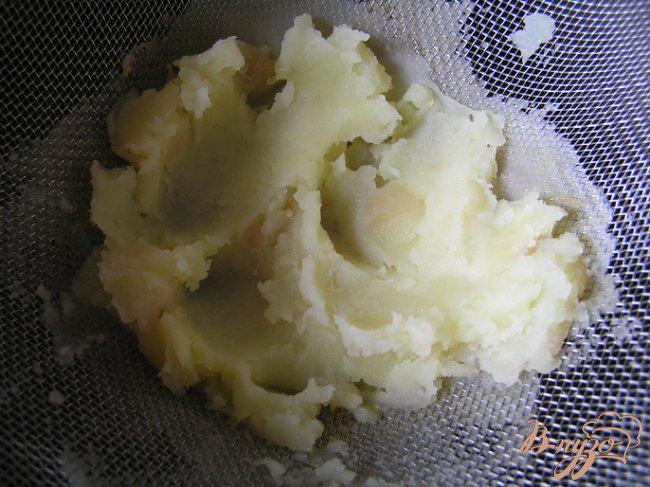 Фото приготовление рецепта: Картофельные эклеры с творожным сыром, рисом, овощами и зеленью шаг №2