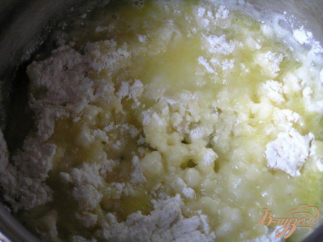 Фото приготовление рецепта: Картофельные эклеры с творожным сыром, рисом, овощами и зеленью шаг №4