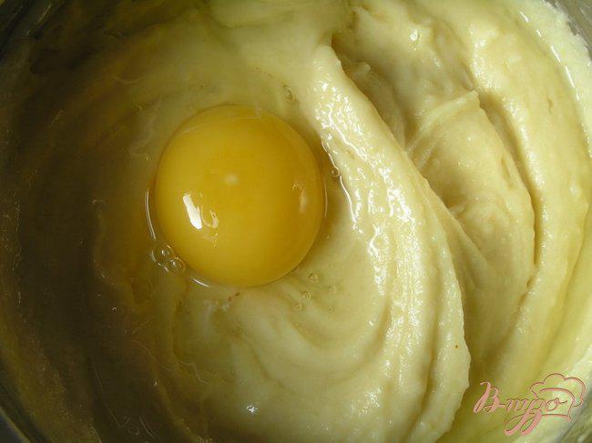 Фото приготовление рецепта: Картофельные эклеры с творожным сыром, рисом, овощами и зеленью шаг №8
