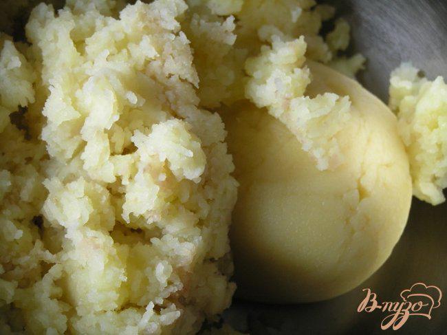 Фото приготовление рецепта: Картофельные эклеры с творожным сыром, рисом, овощами и зеленью шаг №6