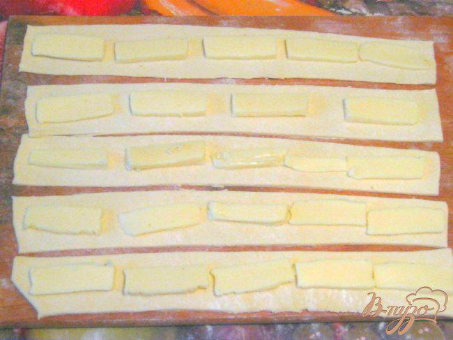 Фото приготовление рецепта: Слоёный пирог с сыром шаг №4