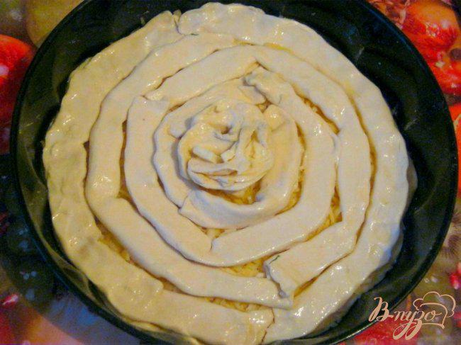 Фото приготовление рецепта: Слоёный пирог с сыром шаг №5
