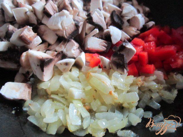 Фото приготовление рецепта: Фузилли с томатно-овощным соусом шаг №2