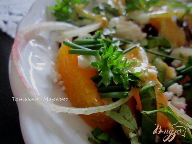 Фото приготовление рецепта: Овощной салат с апельсином и сыром Фета шаг №8