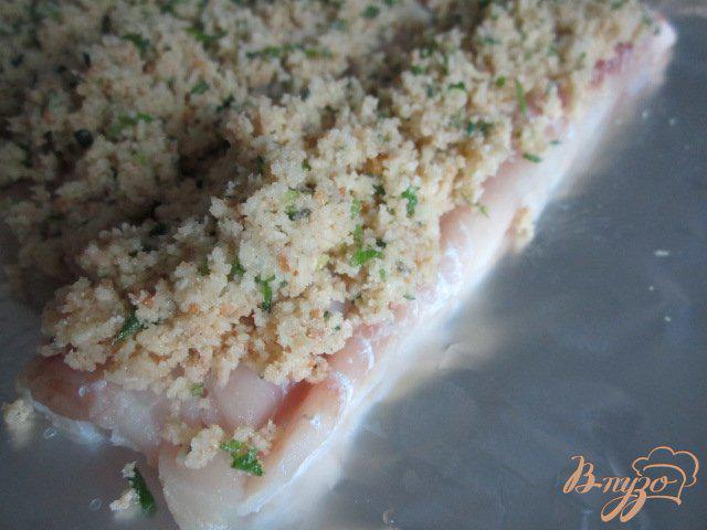 Фото приготовление рецепта: Филе скумбрии под ароматной корочкой (Crute d'herbes) шаг №7
