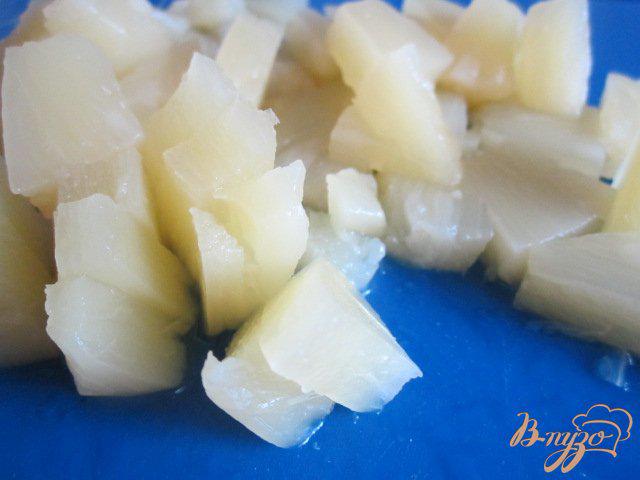 Фото приготовление рецепта: Десерт с кусочками ананаса и кремом из сыра Маскарпоне шаг №4