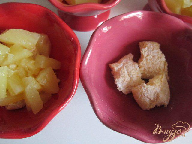 Фото приготовление рецепта: Десерт с кусочками ананаса и кремом из сыра Маскарпоне шаг №5