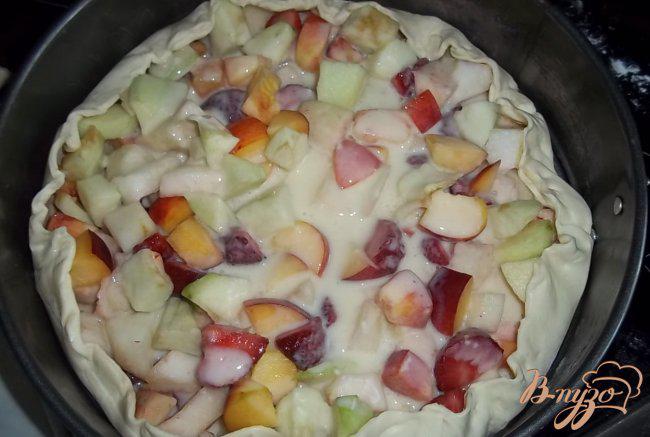 Фото приготовление рецепта: Пирог «Ягодно-фруктовый соблазн» шаг №3