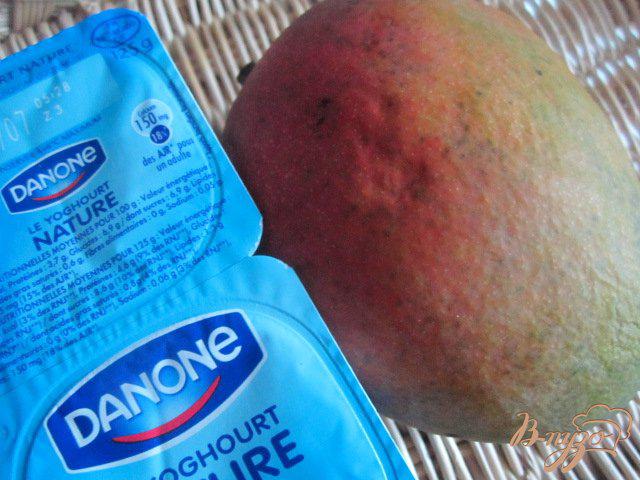 Фото приготовление рецепта: Крем-глясе с манго и йогуртом шаг №1