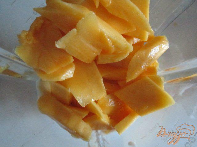 Фото приготовление рецепта: Крем-глясе с манго и йогуртом шаг №2