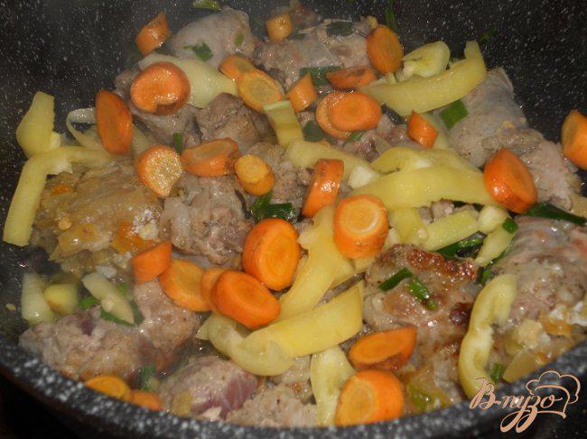 Фото приготовление рецепта: Рагу из овощей с колбасками шаг №2