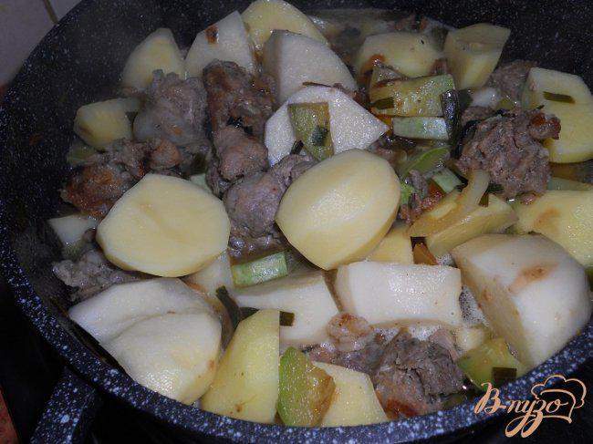 Фото приготовление рецепта: Рагу из овощей с колбасками шаг №4