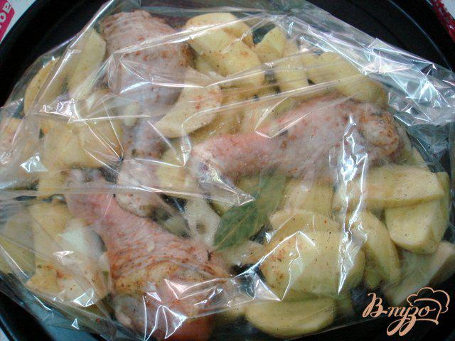 Фото приготовление рецепта: Куриные голени  запеченные с картофелем шаг №3