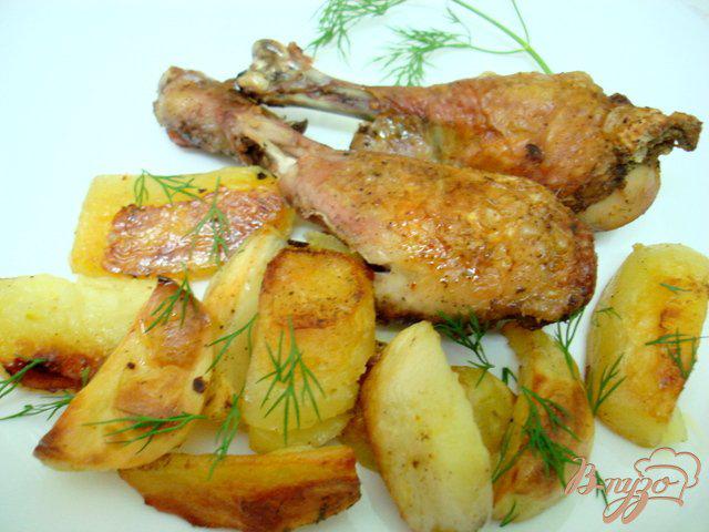 Фото приготовление рецепта: Куриные голени  запеченные с картофелем шаг №5