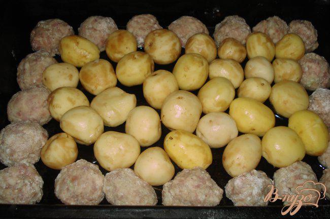 Фото приготовление рецепта: Картофель, запеченый с котлетой в сметанном соусе шаг №2