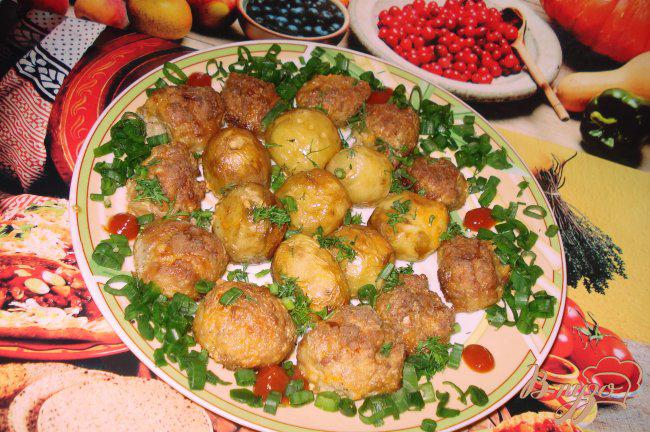 Фото приготовление рецепта: Картофель, запеченый с котлетой в сметанном соусе шаг №4