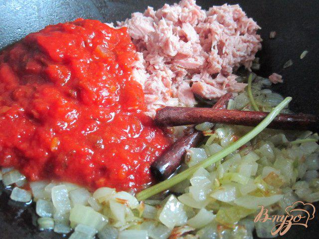 Фото приготовление рецепта: Макарони с соусом из тунца шаг №3