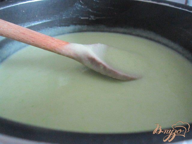 Фото приготовление рецепта: Суп-пюре из цветной капусты с зеленым горошком и Моцареллой шаг №5