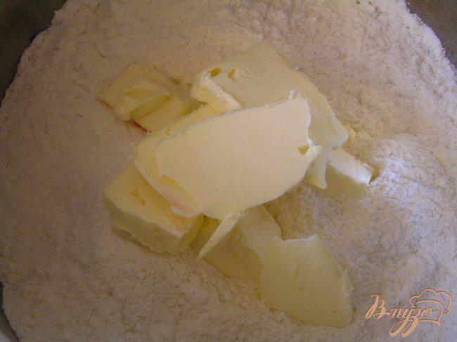 Фото приготовление рецепта: Мягкое клубничное печенье шаг №2