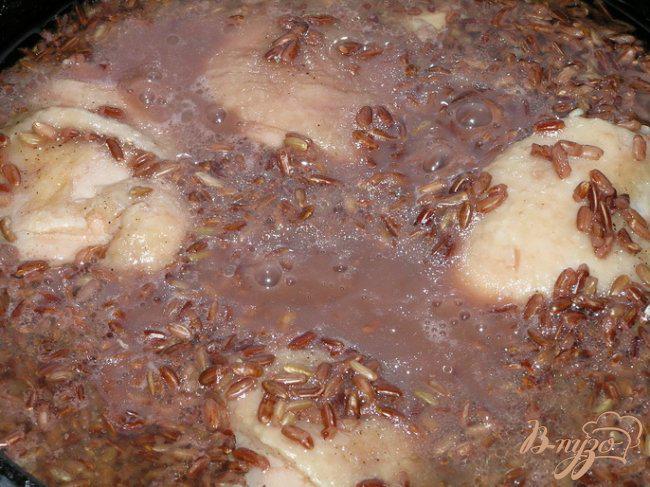 Фото приготовление рецепта: Куриные бедра с рисом «Рубин» шаг №4