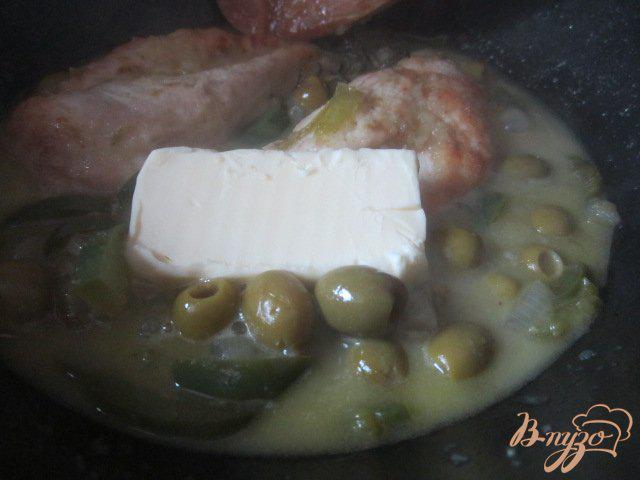 Фото приготовление рецепта: Куриные грудки с оливками шаг №7