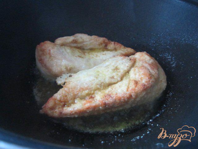 Фото приготовление рецепта: Куриные грудки с оливками шаг №2