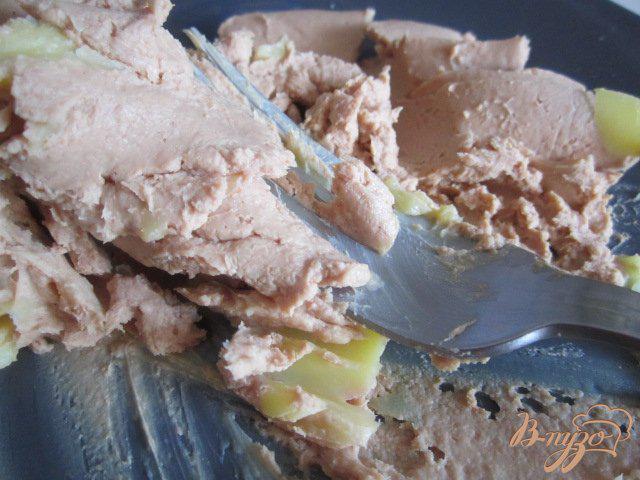 Фото приготовление рецепта: Тортилья из картофеля с грибами и гусиным паштетом шаг №6
