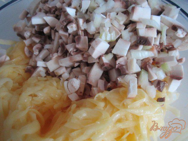 Фото приготовление рецепта: Тортилья из картофеля с грибами и гусиным паштетом шаг №5