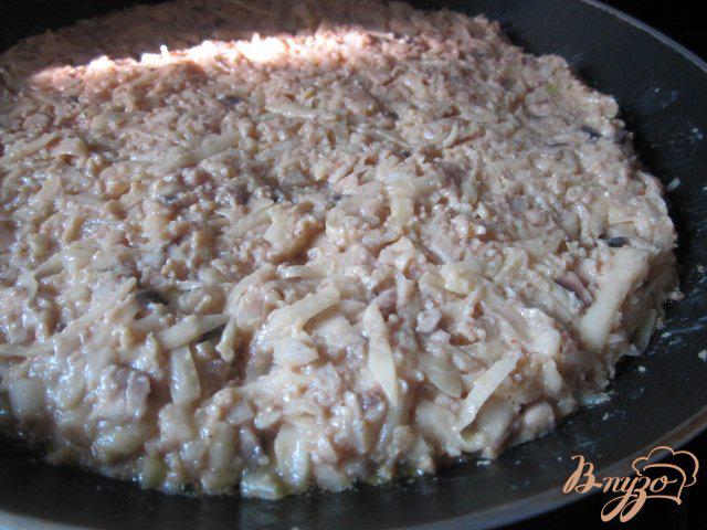Фото приготовление рецепта: Тортилья из картофеля с грибами и гусиным паштетом шаг №8