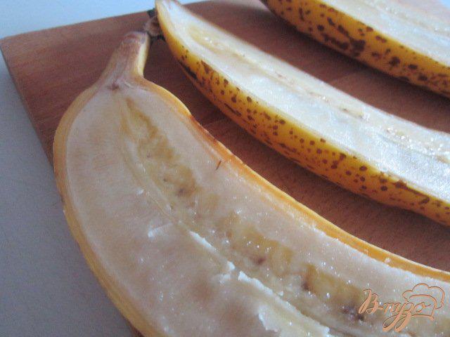 Фото приготовление рецепта: Карамелизированные банановые лодочки с ягодами шаг №1