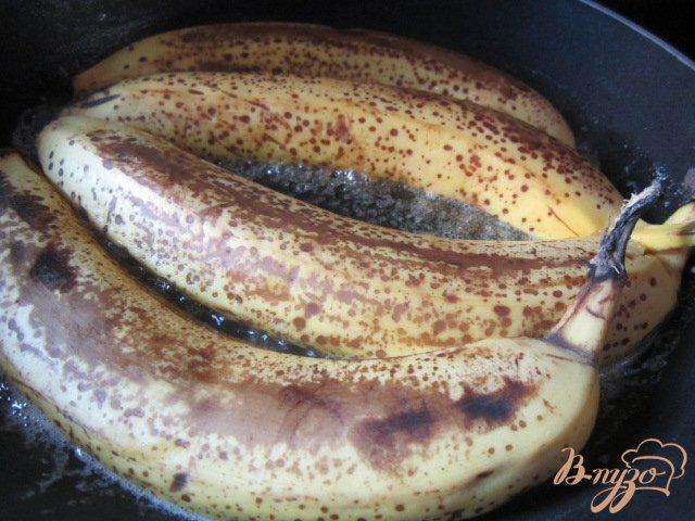 Фото приготовление рецепта: Карамелизированные банановые лодочки с ягодами шаг №3