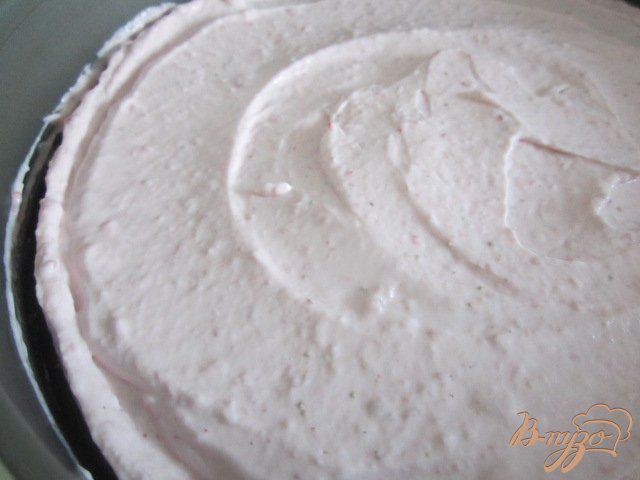 Фото приготовление рецепта: Бисквитный торт с клубникой шаг №6