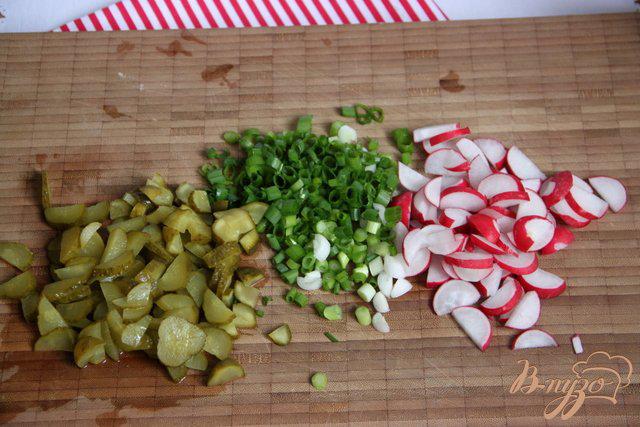 Фото приготовление рецепта: Немецкий картофельный салат с редисом и маринованными огурчиками шаг №2