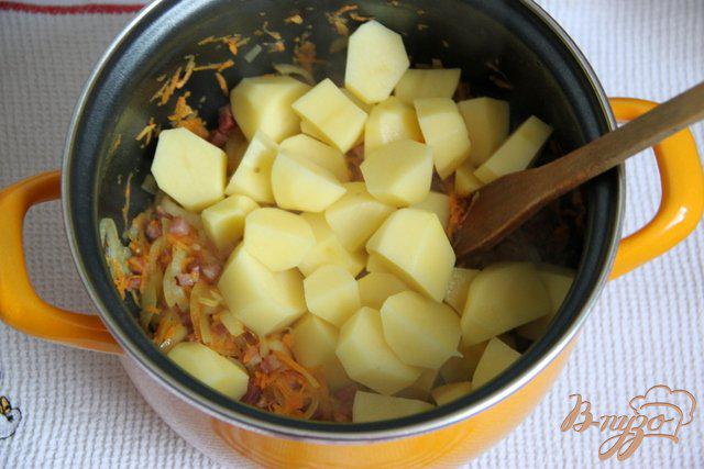 Фото приготовление рецепта: Гуляш из картофеля «goulash on poor» шаг №3