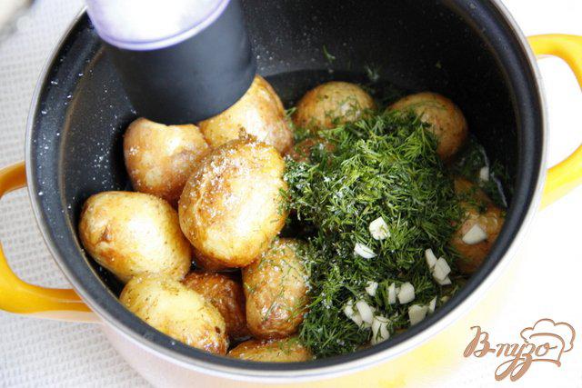 Фото приготовление рецепта: Жареный молодой картофель шаг №6