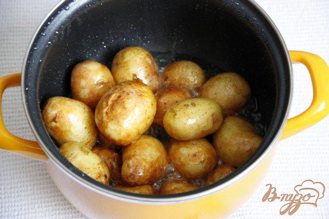 Фото приготовление рецепта: Жареный молодой картофель шаг №5