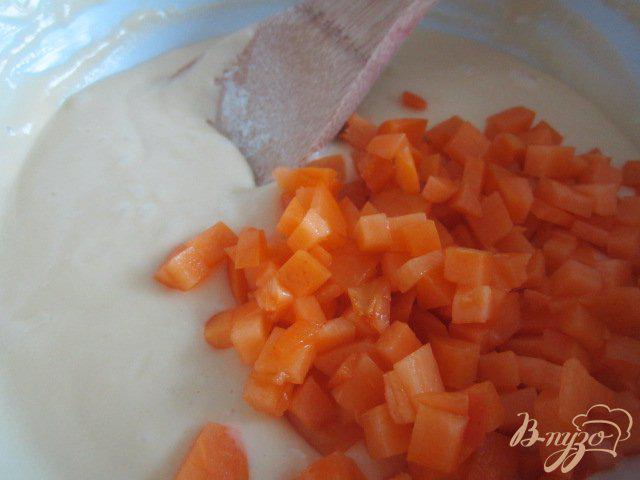 Фото приготовление рецепта: Оладьи на кефире с кусочками абрикоса шаг №4