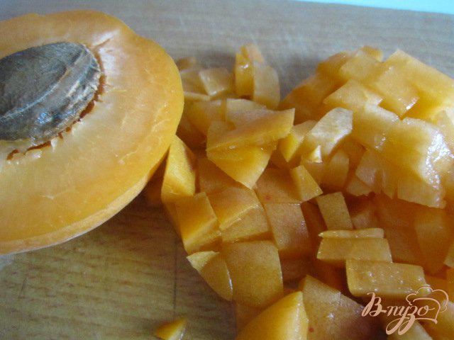 Фото приготовление рецепта: Оладьи на кефире с кусочками абрикоса шаг №3
