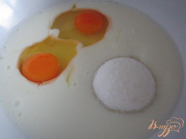 Фото приготовление рецепта: Оладьи на кефире с кусочками абрикоса шаг №1