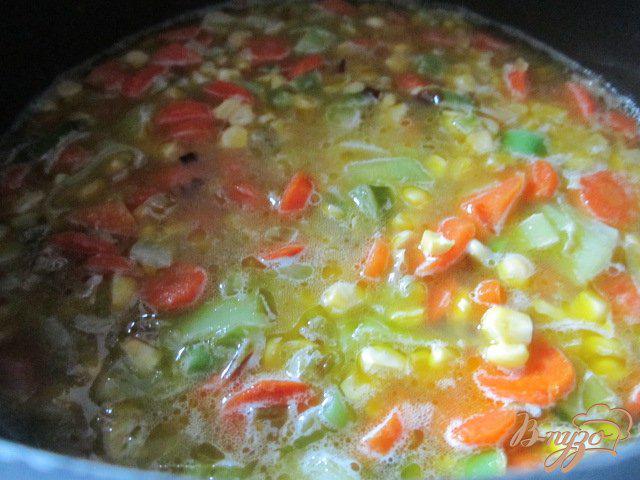Фото приготовление рецепта: Морковно-кукурузный суп-пюре шаг №4