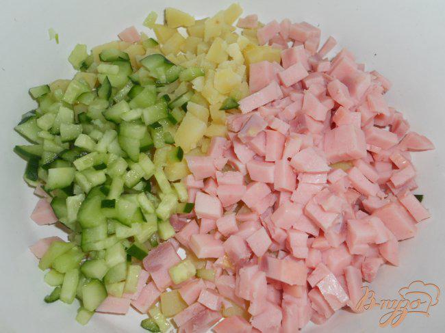 Фото приготовление рецепта: Окрошка с зеленым горошком и ветчиной на йогурте шаг №2