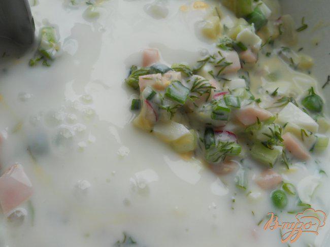 Фото приготовление рецепта: Окрошка с зеленым горошком и ветчиной на йогурте шаг №4