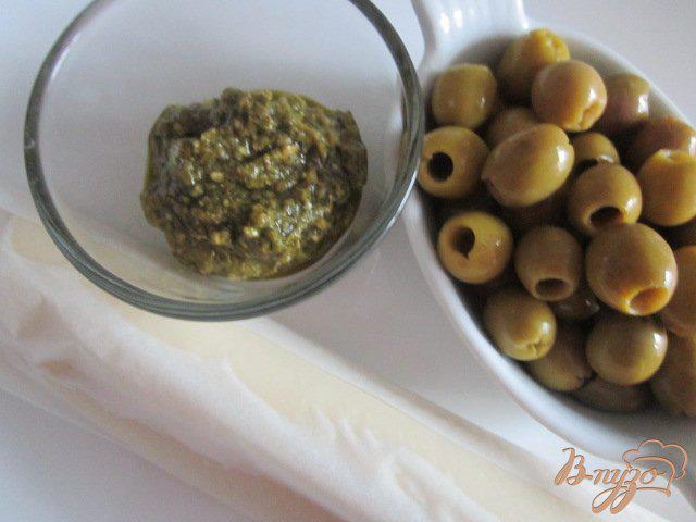 Фото приготовление рецепта: Закусочные ушки с оливками шаг №1