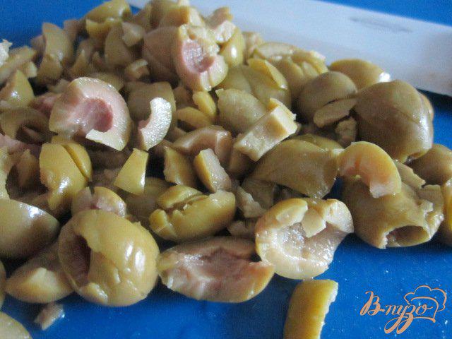 Фото приготовление рецепта: Закусочные ушки с оливками шаг №3